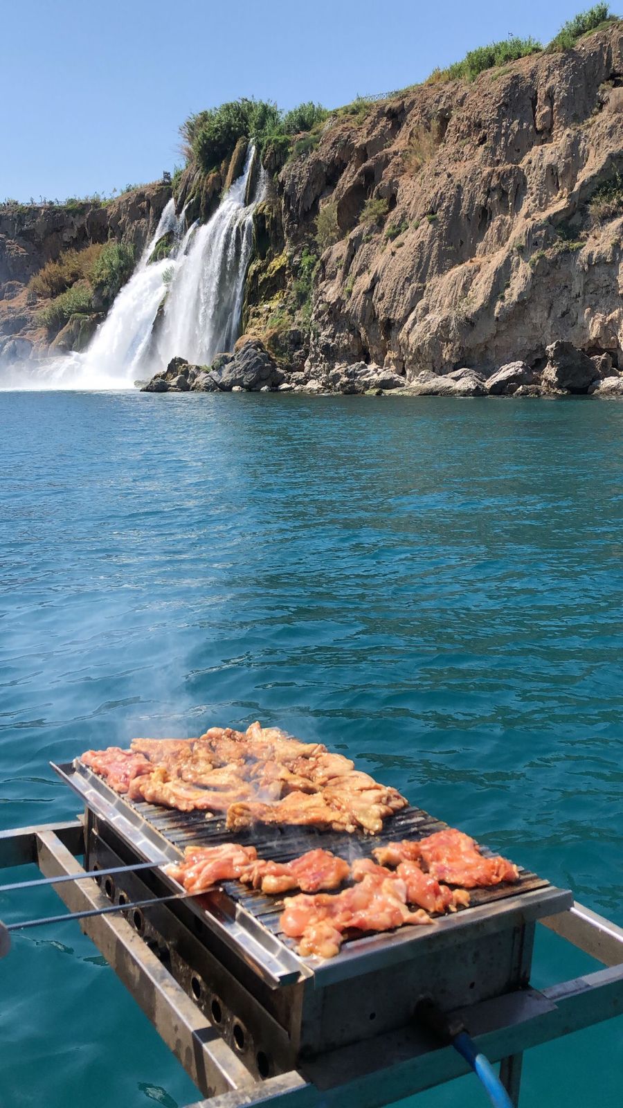 Şelale karşısında mangal
